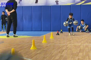 篮球原地运球基本功十个动作